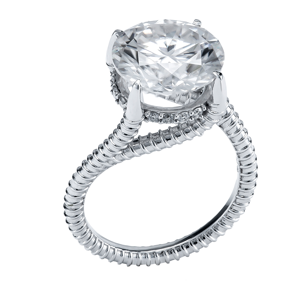 Wazna solitaire ring with a round diamond on a white gold screw-textured band